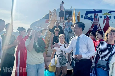 Lãnh đạo đặc khu Phú Quốc chào mừng du khách Nga trở lại Phú Quốc.