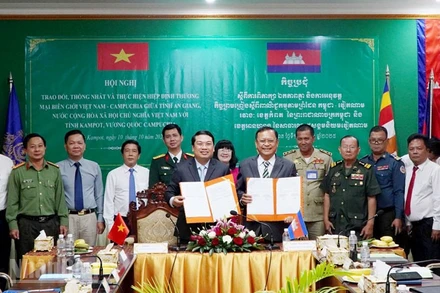 Lãnh đạo tỉnh An Giang và tỉnh Kampot ký kết biên bản về trao đổi, thống nhất và triển khai Hiệp định thương mại biên giới Việt Nam-Campuchia giữa hai tỉnh An Giang và Kampot.
