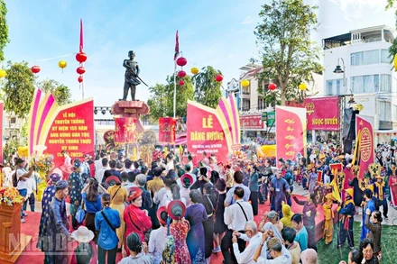 Đông đảo người dân về dâng hương tại Lễ hội Đình thần Nguyễn Trung Trực.