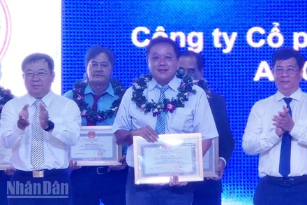 Lãnh đạo tỉnh An Giang tặng Bằng khen cho tập thể, cá nhân có thành tích trong hoạt động sản xuất kinh doanh, góp phần vào sự phát triển kinh tế-xã hội tỉnh An Giang năm 2025.