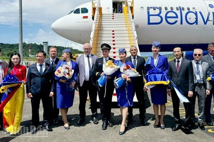 Lãnh đạo tỉnh An Giang và đại diện Hãng hàng không quốc gia Belavia (Belarusian Airlines) thực hiện nghi thức khai trương đường bay Minsk-Phú Quốc.