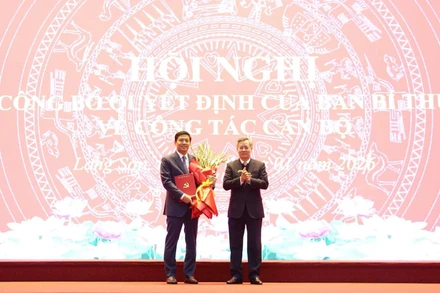 Đồng chí Nguyễn Quang Dương, Ủy viên Trung ương Đảng, Phó Trưởng Ban Tổ chức Trung ương trao quyết định, tặng hoa cho đồng chí Vũ Hoàng Anh, Phó Bí thư Tỉnh ủy Lạng Sơn nhiệm kỳ 2025-2030.