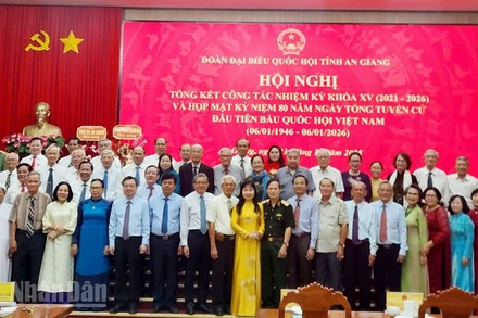 Các đồng chí Ủy viên Trung ương Đảng, lãnh đạo tỉnh chụp ảnh lưu niệm với các đại biểu Quốc hội, nguyên đại biểu Quốc hội đơn vị tỉnh An Giang qua các khóa.