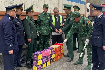Lực lượng chức năng tiến hành bắt giữ đối tượng có hành vi vận chuyển trái phép pháo nổ qua biên giới.