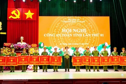 Thượng tướng Phạm Thế Tùng trao Cờ thi đua của Bộ Công an cho các đơn vị dẫn đầu các cụm thi đua trực thuộc Công an tỉnh An Giang có thành tích xuất sắc.