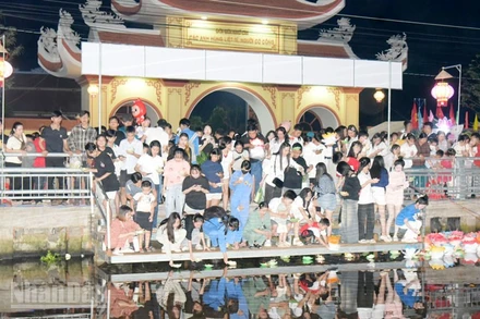 Hoạt động thả đèn hoa đăng, với mong muốn gửi gắm ước nguyện về sức khỏe, bình an và tài lộc đến với mọi người.