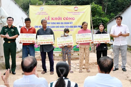 Bộ Chỉ huy quân sự tỉnh An Giang đã trao bảng tượng trưng tài trợ xây dựng 10 căn nhà Đại đoàn kết cho người dân phường Hà Tiên.