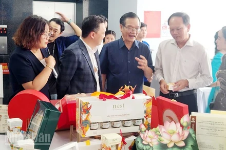  Đại biểu tham quan các sản phẩm từ yến.