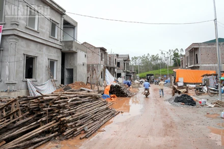 Không khí xây dựng khẩn trương tại khu dân cư tái định cư Hồ Sơn-Hoà Thắng thuộc xã Hữu Lũng, tỉnh Lạng Sơn.