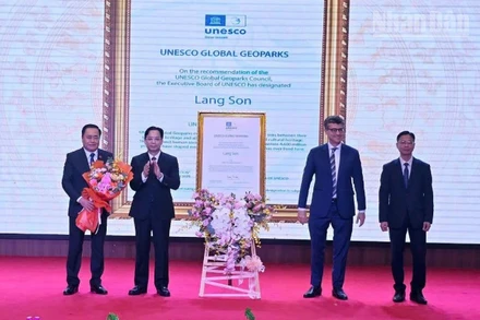 Lãnh đạo tỉnh Lạng Sơn đón nhận danh hiệu Công viên địa chất toàn cầu UNESCO Lạng Sơn.