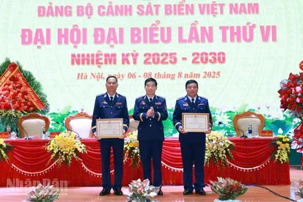 Trung tướng Bùi Quốc Oai, Chính ủy Cảnh sát biển Việt Nam tặng bằng khen cho Bộ Tư lệnh Vùng Cảnh sát biển 4, ngay tại Đại hội đại biểu Đảng bộ Cảnh sát biển Việt Nam lần thứ VI.