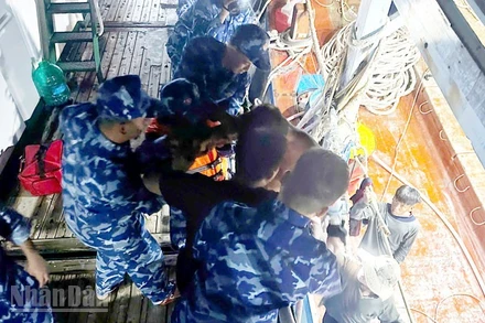 Cán bộ, chiến sĩ Tàu CSB 6003 đưa ngư dân bị nạn sang Tàu CSB 6003 để tổ chức sơ cứu ban đầu.