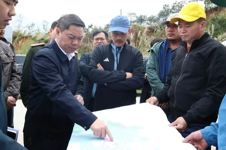 Đoàn công tác của tỉnh Lạng Sơn và Tập đoàn Sun Group khảo sát thực địa, rà soát phương án hướng tuyến cáp treo tại khu vực chân núi Mẫu Sơn.