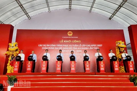Phó Thủ tướng Chính phủ Nguyễn Chí Dũng, lãnh đạo tỉnh An Giang, doanh nghiệp thực hiện nghi thức khởi công, khởi động dự án hạ tầng phục vụ Tuần lễ Cấp cao APEC 2027.