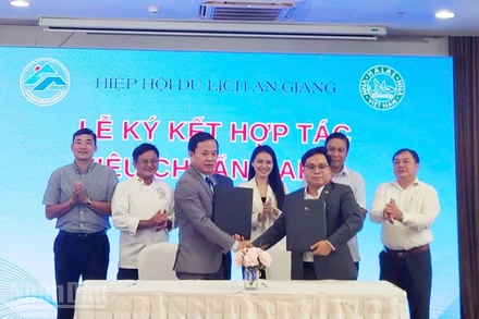 Đại diện Hiệp hội du lịch tỉnh An Giang và Công ty TNHH Halal Quốc gia Việt Nam ký kết hợp tác Tiêu chuẩn Halal.