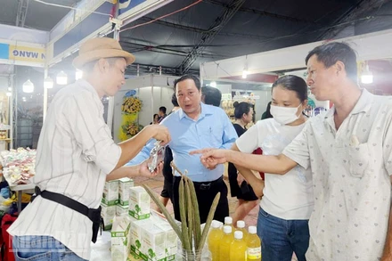 Người dân tham quan các gian hàng trưng bày tại Ngày hội Du lịch, ẩm thực kết hợp Hội chợ Xúc tiến thương mại, sản phẩm OCOP Rạch Giá, An Giang năm 2025. 