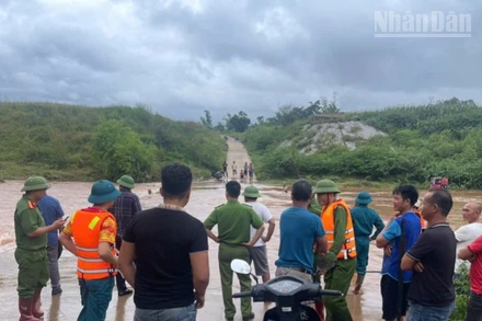 Các lực lượng chức năng và nhân dân địa phương có mặt khi xảy ra sự việc. 