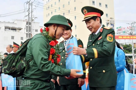Thượng tướng Nguyễn Văn Gấu, Ủy viên Trung ương Đảng, Ủy viên Quân ủy Trung ương, Thứ trưởng Bộ Quốc phòng chúc mừng thanh niên lên đường nhập ngũ. (Ảnh: PHƯƠNG VŨ)