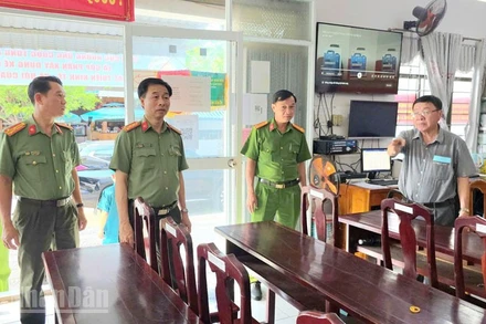 Đại tá Đào Hải Đăng, Phó Giám đốc Công an tỉnh An Giang (thứ 2 từ trái sang) kiểm tra công tác bảo đảm an ninh trật tự tại điểm bầu cử số 68 phường Rạch Giá.