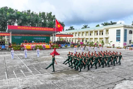 Lực lượng vũ trang tỉnh duyệt đội ngũ tại Lễ ra quân huấn luyện năm 2026. (Ảnh: PHƯƠNG VŨ)