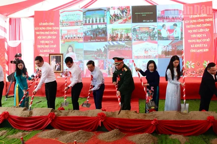 Đồng chí Phó Thủ tướng Chính phủ cùng lãnh đạo ban, bộ ngành Trung ương và tỉnh Lạng Sơn thực hiện nghi thức khởi công dự án.