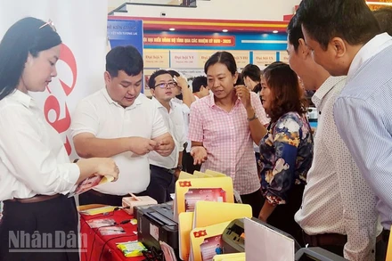 Đại biểu tham quan khu in ảnh công nghệ số do Công ty Cổ phần đầu tư Lê Bảo Minh-Canon tổ chức.