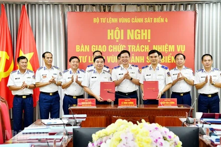 Thiếu tướng Trần Văn Lượng và Đại tá Đào Bá Việt trao nhận biên bản bàn giao.