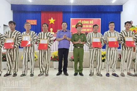 Lãnh đạo Trại giam Kênh 7 và lãnh đạo Viện Kiểm sát nhân dân tỉnh An Giang trao quyết định đặc xá của Chủ tịch nước cho phạm nhân cải tạo tốt.