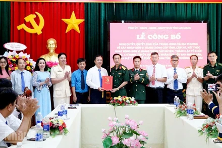 Đại tá Cao Minh Tâm, Phó Chính ủy Bộ Chỉ huy Quân sự tỉnh An Giang trao Quyết định thành lập Đảng bộ Đặc khu Thổ Châu. 