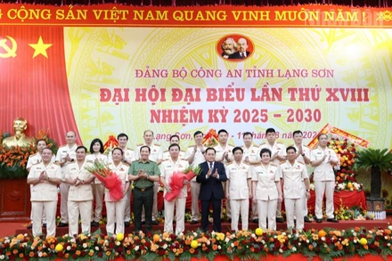 Các đồng chí lãnh đạo Bộ Công an, lãnh đạo tỉnh Lạng Sơn tặng hoa chúc mừng Ban Chấp hành Đảng bộ Công an tỉnh Lạng Sơn, nhiệm kỳ 2025-2030.
