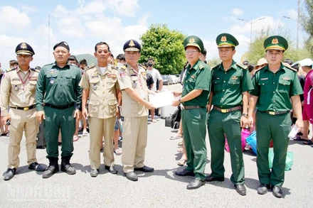Ban Chỉ huy Đồn Biên phòng Cửa khẩu quốc tế Tịnh Biên ký và trao biên bản giao nhận 72 công dân Việt Nam do phía Campuchia trao trả. 