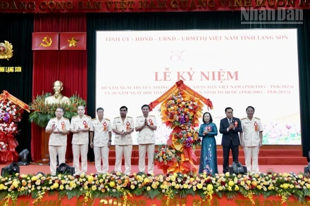 Lãnh đạo Tỉnh ủy, Hội đồng nhân dân, Ủy ban nhân dân tỉnh Lạng Sơn tặng hoa chúc mừng lực lượng Công an tỉnh Lạng Sơn.