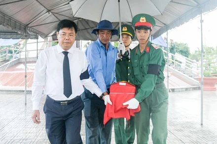 Bí Thư Tỉnh ủy Kiên Giang Nguyễn Tiến Hải tiễn đưa hài cốt liệt sĩ về nơi an táng.