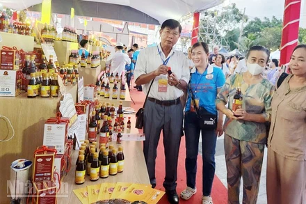Đại biểu tham quan gian trưng bày sản phẩm nước mắm Phú Quốc tại Festival nước mắm Phú Quốc năm 2025.