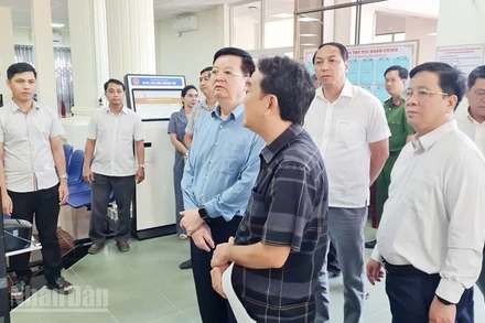 Phó Thủ tướng Chính phủ Mai Văn Chính đến kiểm tra công tác chuẩn bị cho việc vận hành mô hình chính quyền 2 cấp tại tỉnh Kiên Giang. 