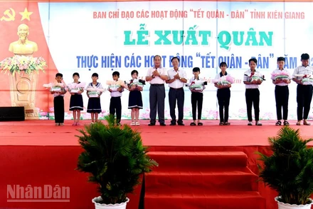 Ban tổ chức đã trao 10 suất học bổng cho học sinh nghèo vượt khó học giỏi trên địa bàn xã Hòa Điền, huyện Kiên Lương, tỉnh Kiên Giang. (Ảnh: PHƯƠNG VŨ).