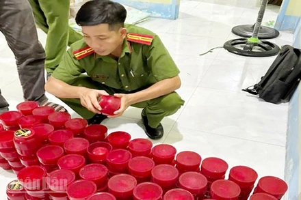 Lực lượng Công an kiểm đếm số tang vật vi phạm nghi mỹ phẩm giả.