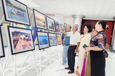 Đại biểu, các văn nghệ sĩ xem triển lãm, trưng bày, giới thiệu thành tựu 50 năm nền văn học nghệ thuật tỉnh Kiên Giang.