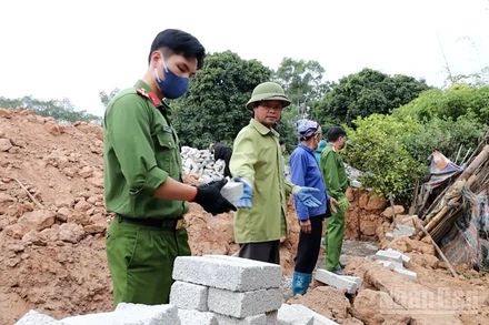 Lực lượng Công an tỉnh Lạng Sơn cùng nhân dân chung tay xây dựng nhà ở cho các hộ nghèo có hoàn cảnh khó khăn.
