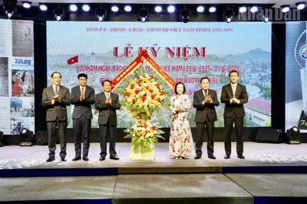 Lãnh đạo tỉnh Lạng Sơn trao lẵng hoa chúc mừng 100 năm Ngày Báo chí Cách mạng Việt Nam tại buổi lễ. 