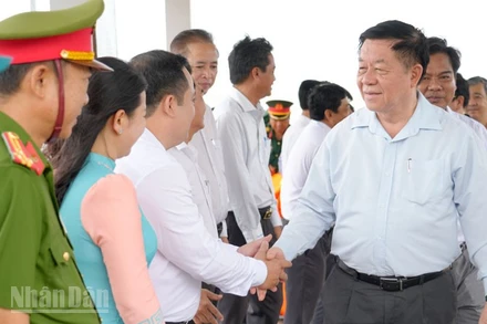 Đồng chí Nguyễn Trọng Nghĩa thăm cán bộ và nhân dân Đặc khu Kiên Hải. (Ảnh: TÂY HỒ)