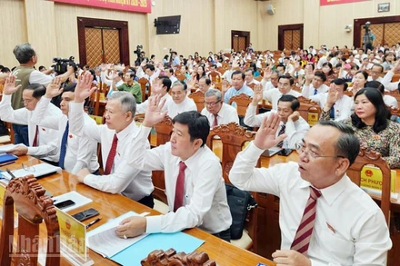 Đại biểu thông qua các nghị quyết.