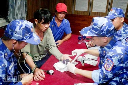 Cán bộ, chiến sĩ Tàu CSB 4035, Bộ Tư lệnh Vùng Cảnh sát biển 4 chăm sóc, hỗ trợ y tế nạn nhân gặp nạn trên biển. 
