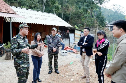 Lãnh đạo Chi cục Hải quan khu vực VI và lãnh đạo Đảng ủy xã Kháng Chiến khảo sát mô hình chăn nuôi của bà con.