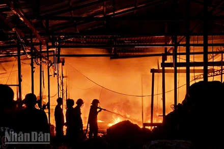  Lực lượng chức năng tích cực chữa cháy. 