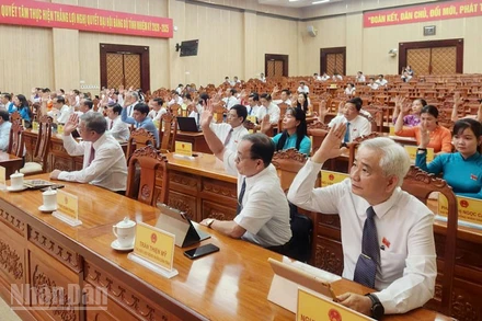 Đại biểu Hội đồng nhân dân tỉnh An Giang biểu quyết thông qua Nghị quyết quyết định chủ trương đầu tư Dự án Trung tâm tổ chức Hội nghị APEC. 