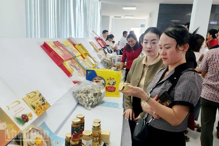 Đại biểu tham quan các sản phẩm yến sào.