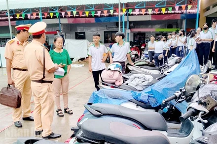  Lực lượng Cảnh sát giao thông Công an tỉnh An Giang kiểm tra bãi giữ xe một trường học trên địa bàn. 