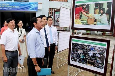 Đại biểu tham quan Triển lãm ảnh tuyên truyền phòng, chống rác thải nhựa năm 2025. 