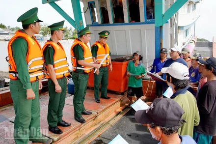 Biên phòng An Giang tuyên truyền, kiên quyết không cho tàu cá ra khơi nếu không tuân thủ các điều kiện theo quy định. (Ảnh: TIẾN VINH).